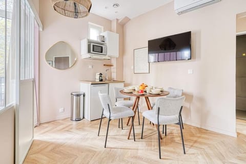 Kitchen or kitchenette, Dining area