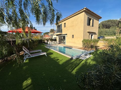 Property building, Garden, Swimming pool