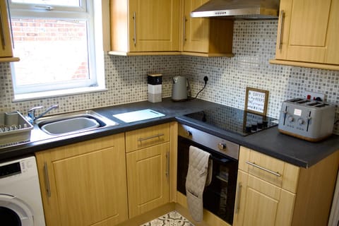 Coffee/tea facilities, Kitchen or kitchenette, microwave, stove, toaster, washing machine