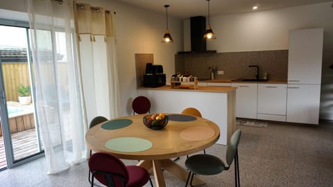 Coffee/tea facilities, Dining area, stove