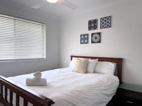 2 Bedroom Self-Contained Accommodation with Aircon Apartment in Redbank Plains