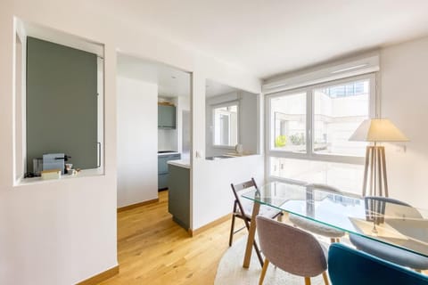 Spacious and bright apartment, with balcony and elevator Apartment in Levallois-Perret