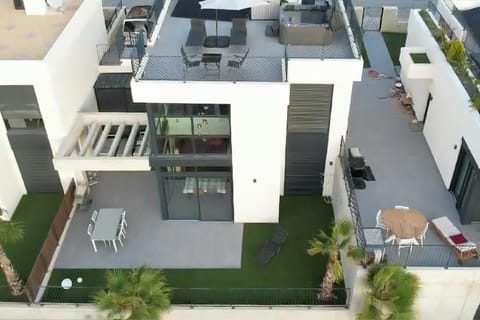 Property building, Day, Balcony/Terrace