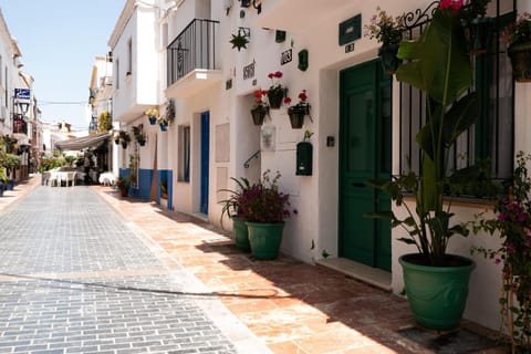 Property building, Neighbourhood, City view, Street view