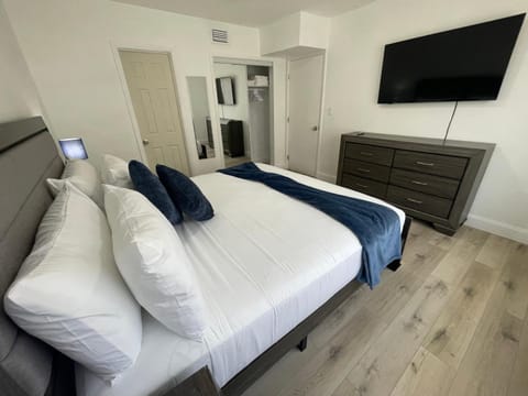 Bed, TV and multimedia, Bedroom