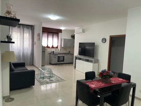 Communal lounge/ TV room, Kitchen or kitchenette, Living room