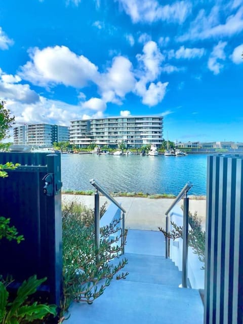 Property building, Nearby landmark, Day, Natural landscape, View (from property/room), Balcony/Terrace, City view, Lake view, River view, Sea view