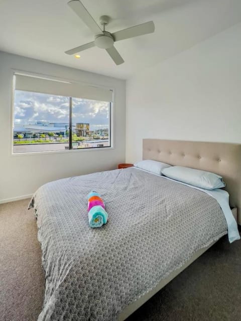 Bed, Photo of the whole room, Bedroom, fireplace, towels