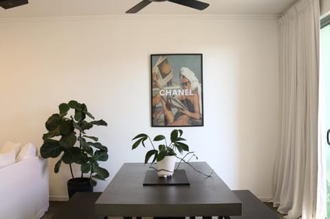 Decorative detail, Dining area, fireplace