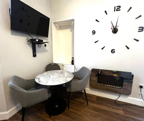 Ground Floor City Centre Apartment - Sky Sports & TNT Sports - Superfast WiFi - 3 beds - 2pm Check in - Long Stays Welcome Apartment in Perth