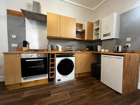 Ground Floor City Centre Apartment - Sky Sports & TNT Sports - Superfast WiFi - 3 beds - 2pm Check in - Long Stays Welcome Apartment in Perth