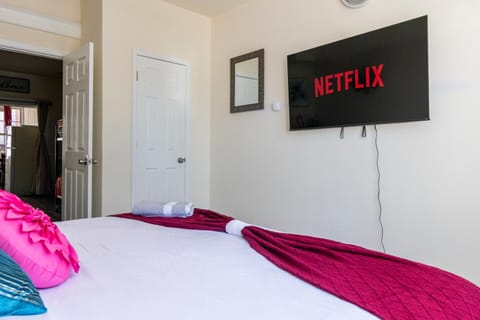 Bed, TV and multimedia, Bedroom, towels