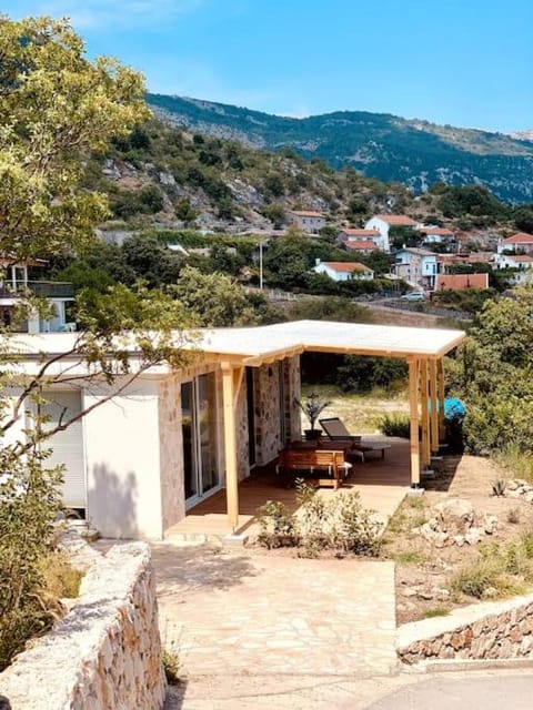 Property building, Natural landscape, Balcony/Terrace, Mountain view