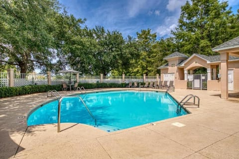 Property building, Day, Pool view, Swimming pool, sunbed