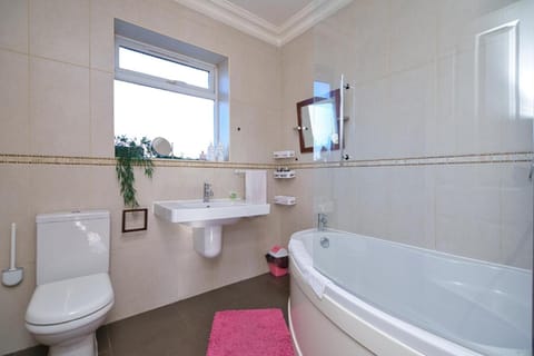 Immaculate Condition 3 Bed En-Suite Refurbished House Villa in Ilford