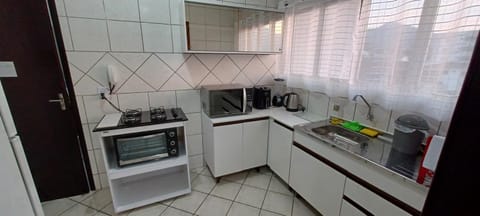 Coffee/tea facilities, Kitchen or kitchenette, oven, stove