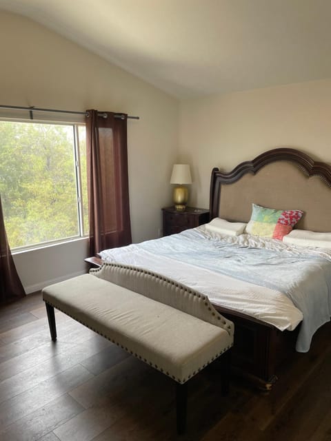 Master Bedroom inside a Gorgeous Home in a Beautiful Neighborhood Location de vacances in Spring Valley