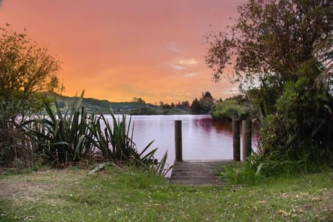 Okere Lakehouse Retreat House in Rotorua