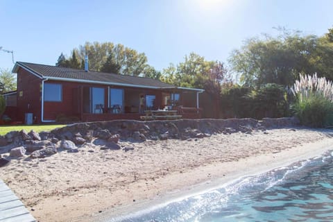 Parawai Lakehouse Sanctuary House in Rotorua