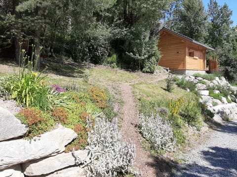 Petit chalet neuf indépendant 2 pers "La cabane de Jean " Chalet in Briançon