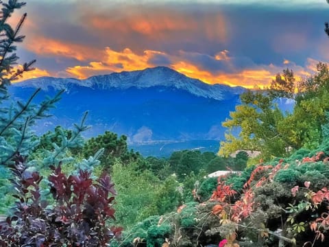 Luxury Living near GOG Northwest Colorado Springs Villa in Colorado Springs