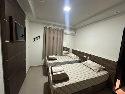 Bed, TV and multimedia, Photo of the whole room, Bedroom, towels, air conditioner