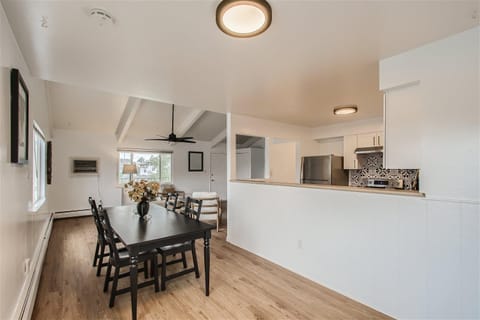 Natural Light, High-Vaulted Ceilings Apartment and Garage Apartment in Lakewood