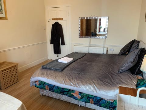 Twin room close to Royal Troon free parking Vacation rental in England