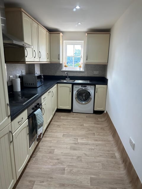 Kitchen or kitchenette, dishwasher, oven, washing machine