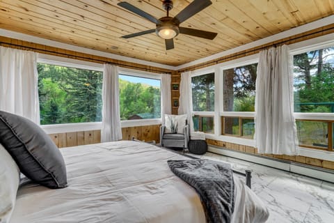 Upper Stone Lodge - Hot Tub & Game Room - Upper Unit Casa in Cascade-Chipita Park