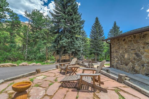 Upper Stone Lodge - Hot Tub & Game Room - Upper Unit Casa in Cascade-Chipita Park