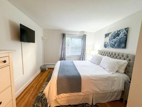 Sun-filled 2br, In-unit Laundry, Near T & Medical Maison in Jamaica Plain