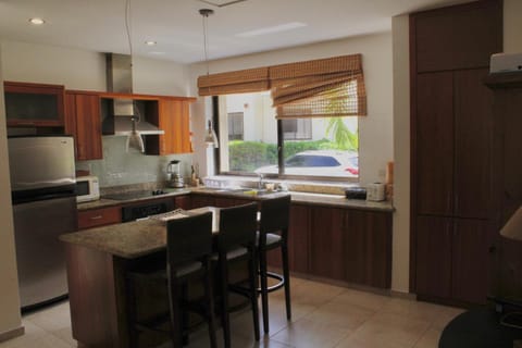 Kitchen or kitchenette, Dining area, dishwasher, minibar, oven, stove, toaster