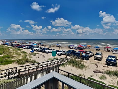 Sharks Tooth Beachfront House in Surfside Beach