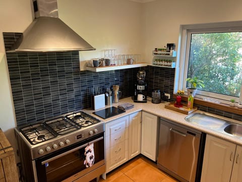 Coffee/tea facilities, Kitchen or kitchenette, dishwasher, oven, pet friendly, stove, toaster