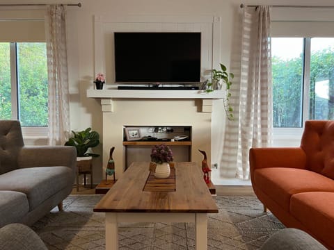 Communal lounge/ TV room, TV and multimedia, Living room, Seating area, Evening entertainment