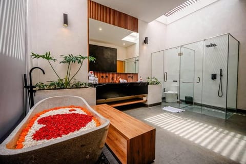 Villa Midori - Luxury Spacious Haven Rooftop and Pool Paradise Villa in Kediri