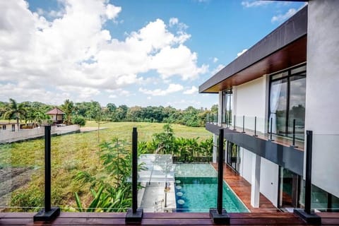 Villa Midori - Luxury Spacious Haven Rooftop and Pool Paradise Villa in Kediri