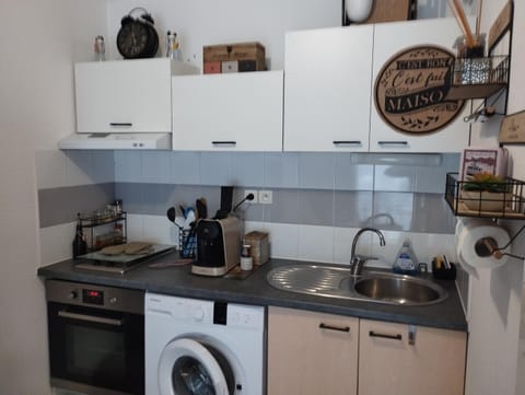 Coffee/tea facilities, oven, stove, toaster, washing machine