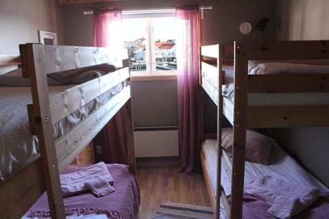 Bedroom, bunk bed