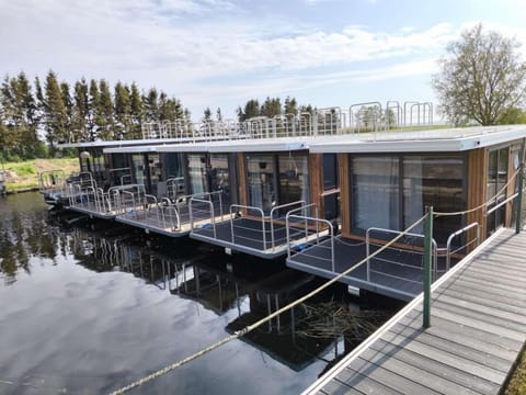 Svencele Boats namas-laivas reikalingos laivavedžio teisės Docked boat in Klaipėda County, Lithuania