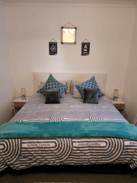 Six Valk Avenue Guest House Bed and Breakfast in Sandton