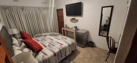 Six Valk Avenue Guest House Bed and Breakfast in Sandton