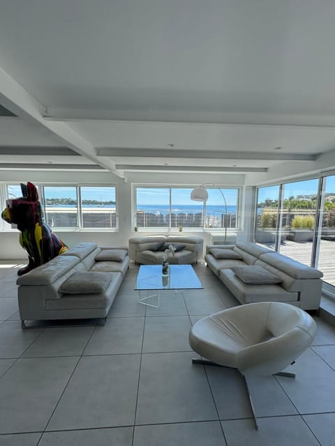 Magnifique Appartement Climatisé Vue Mer Ref LA PLAGE Apartment in Saint-Raphael