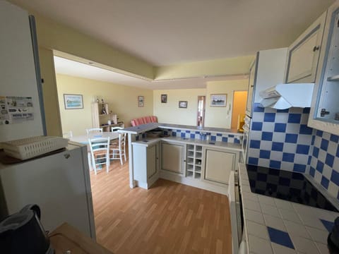 Kitchen or kitchenette, Dining area, dishwasher