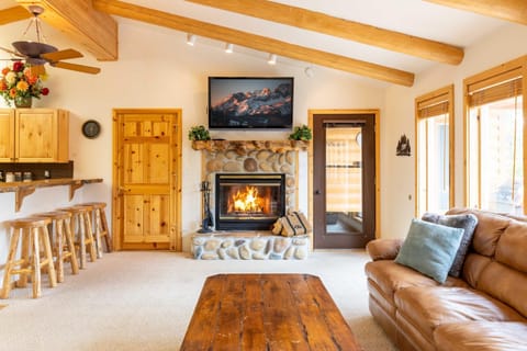 Smiley Creek Log Cabin in Idyllic Location for Hiking and Snowmobiling House in Salmon River