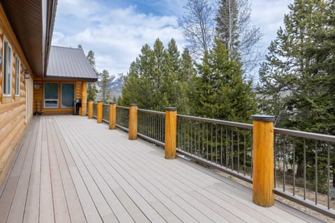 Smiley Creek Log Cabin in Idyllic Location for Hiking and Snowmobiling House in Salmon River