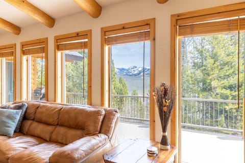 Smiley Creek Log Cabin in Idyllic Location for Hiking and Snowmobiling House in Salmon River