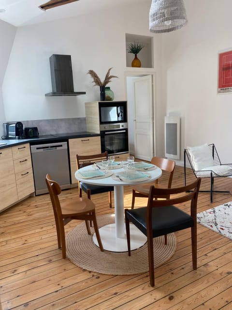 Kitchen or kitchenette, Dining area