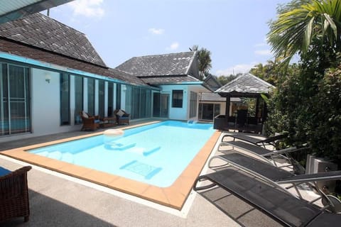 Property building, Patio, Day, Pool view, Swimming pool, sunbed